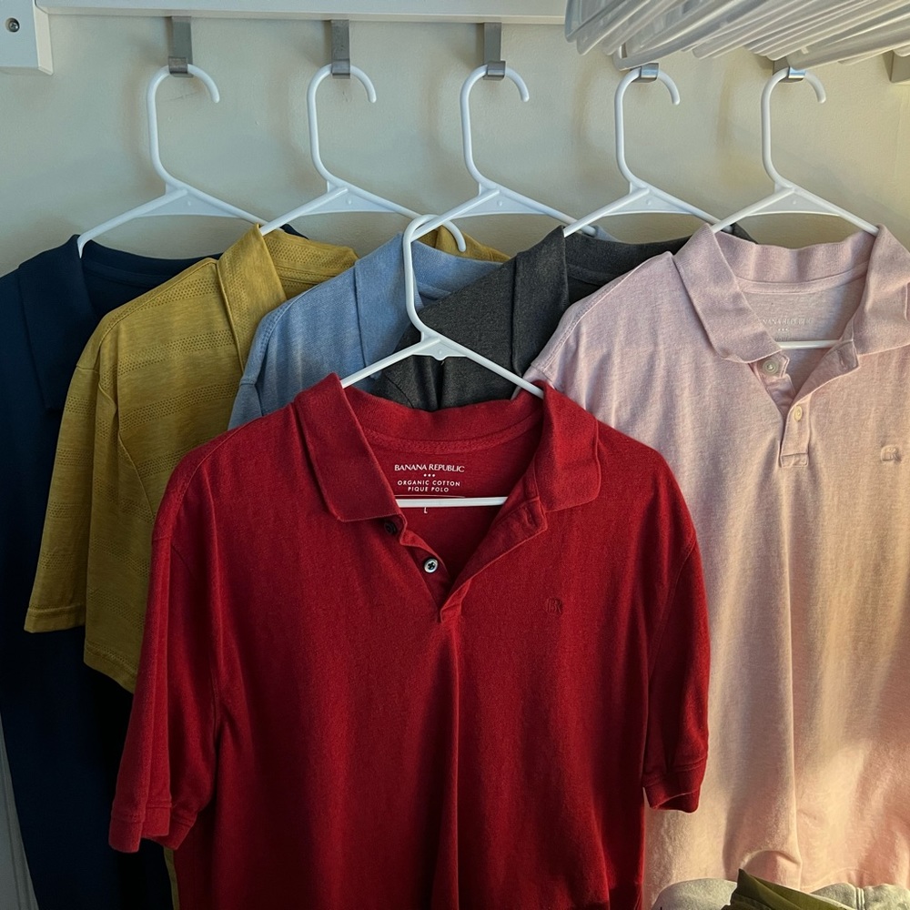 4 Banana Republic, 1 Old Navy, 1 Tezenis